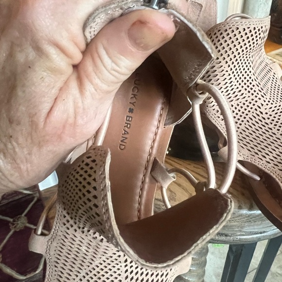 Lucky Brand Bartega, ladies, gladiator style sandals back NWOT 7 1/2 Tan - Picture 2 of 9